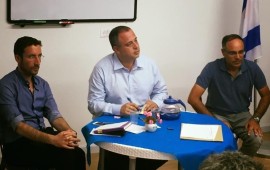 מה קורה כשהמדיני והחברתי נפגשים? חברי הכנסת חיליק בר ואיציק שמולי. מפלגת העבודה