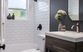 שיפוץ חדר אמבטיה קטן: הפיכת חלל צר לחוויה מרחיבה קרדיט תמונה FREEPIK